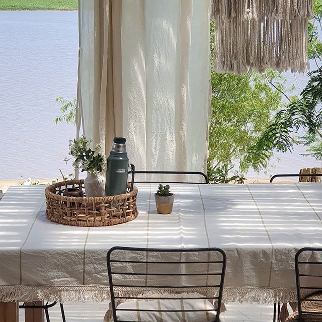 What color looks good on the tablecloth? How to clean the tablecloth?