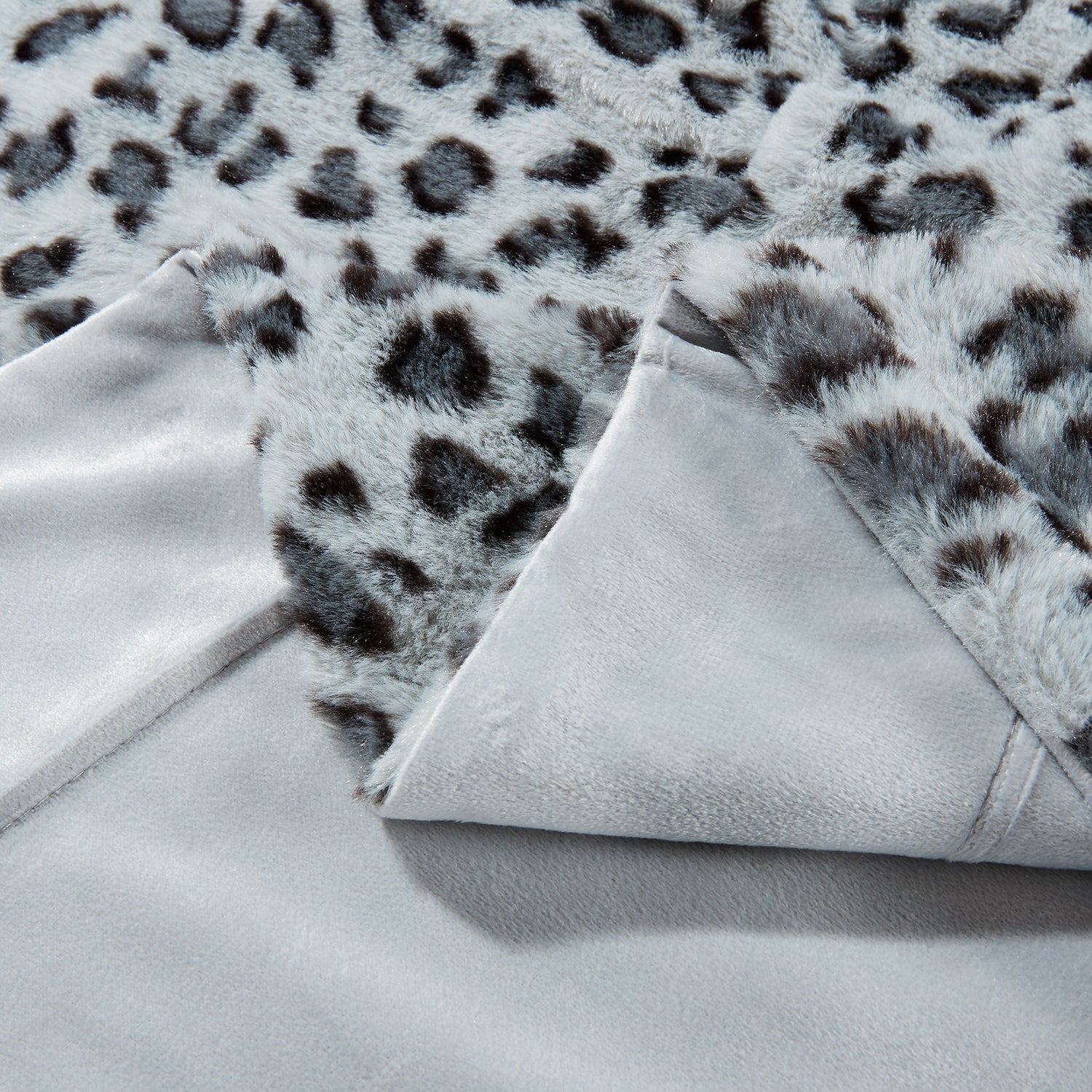 White leopard 2024 print blanket